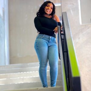 Meet your Posher, Destinee